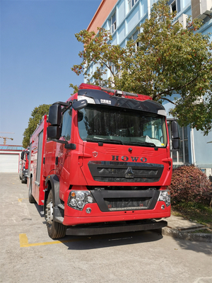 Dois carro de bombeiros do petroleiro da água da movimentação do táxi 4×2 da fileira com o monitor manual 60L/s do fogo